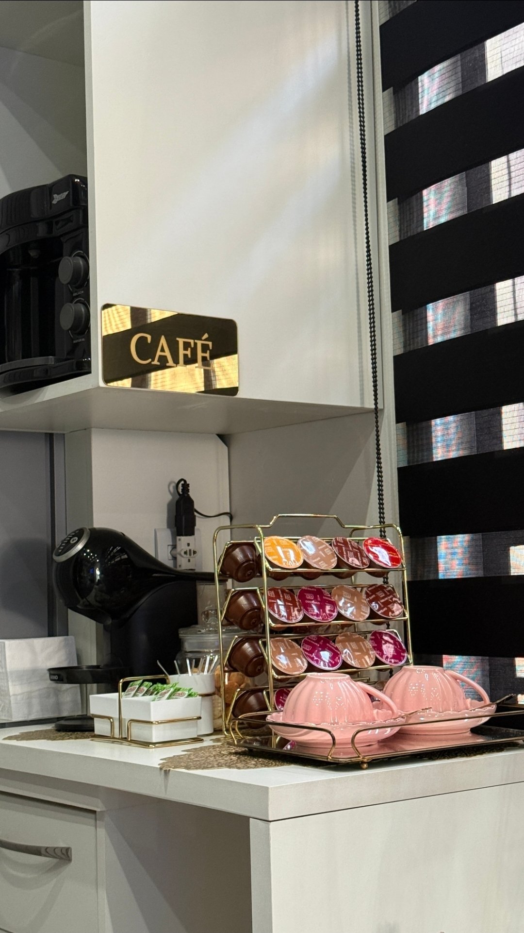Espaço de café preparado para receber os pacientes